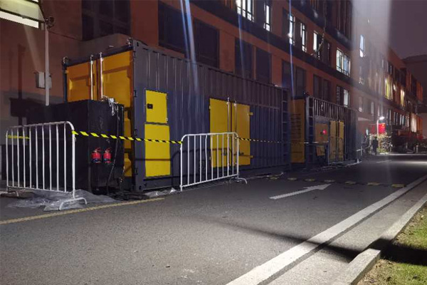 泰州柴油发电机组的输出电压是如何调节的？